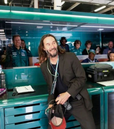 Keanu Reeves en los boxes del último gran premio
