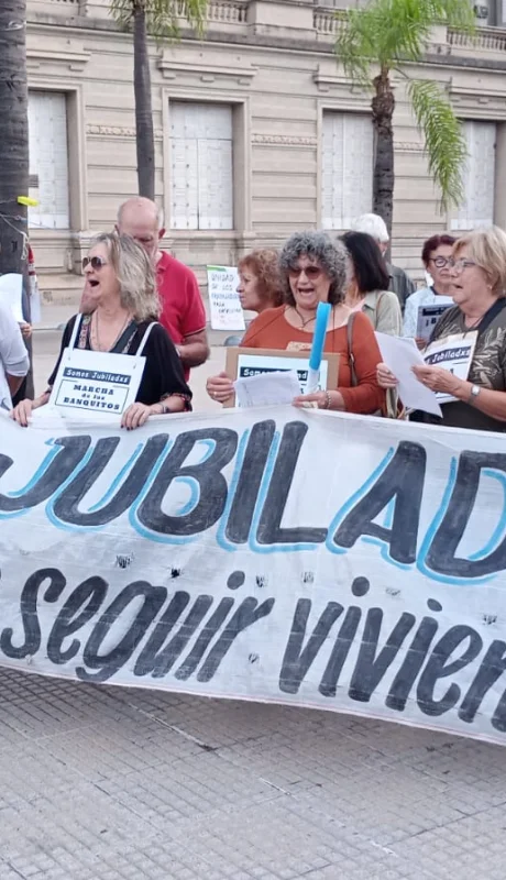 Todas las semanas continúan las marchas de los jubilados.