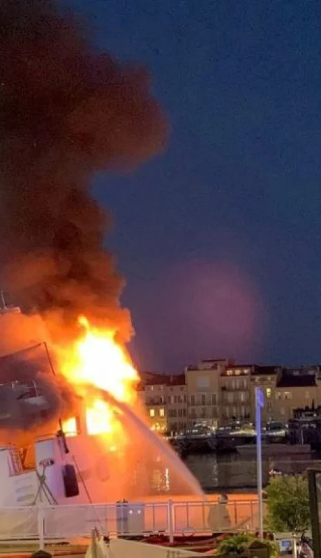 El Sea Lady II, propiedad del empresario mendocino José Luis Manzano, se incendió en el puerto de Saint-Tropez.