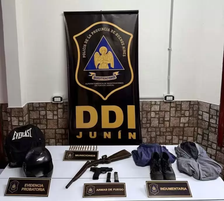 El acusado fue descubierto por las cámaras de seguridad/ Fuente: X