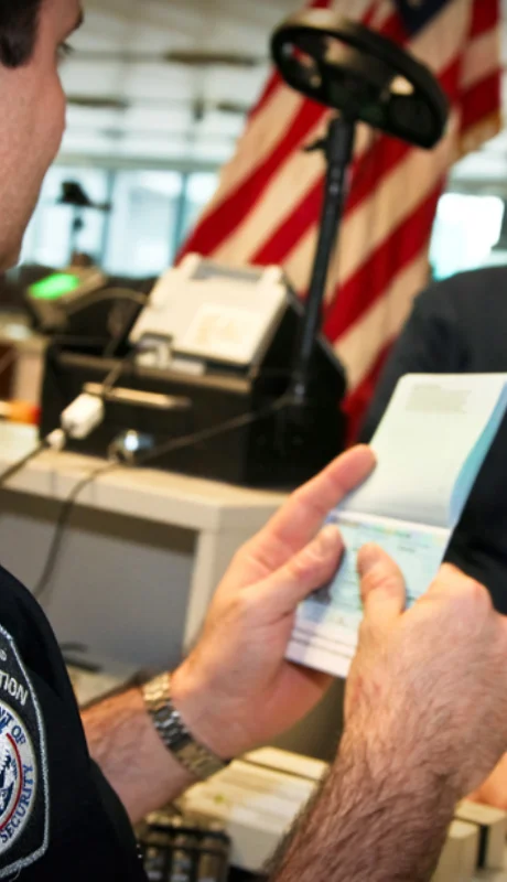 La Oficina de Aduanas y Protección Fronteriza (CBP) es la agencia responsable de controlar los pasaportes en los puntos de entrada al país.