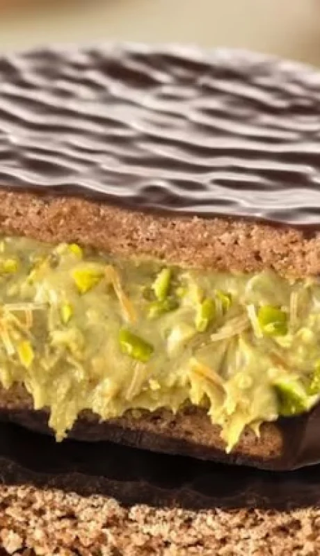 El alfajor de edición limitada con sabor a Dubái tiene masa de cacao, crema de pistacho y chocolate con leche.