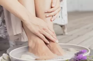 ¿Pies cansados o con mal olor? Este remedio con bicarbonato es la solución