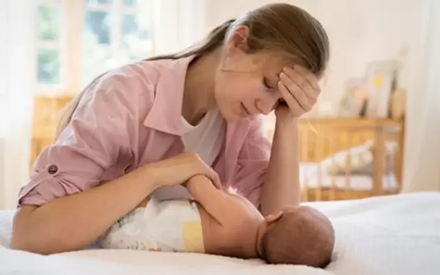 En el baby blues también influyen las relaciones personales, la presión social y los mandatos idealizados sobre la maternidad.