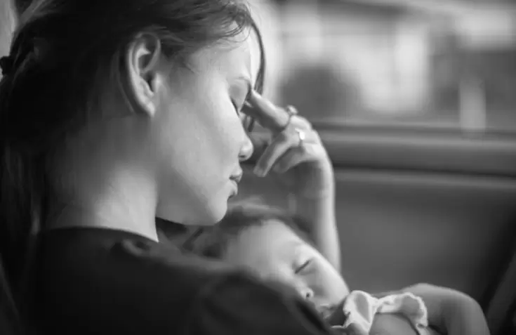 Lo más importante es validar emocionalmente a la madre, acompañarla sin juzgarla y brindarle apoyo práctico y afectivo.