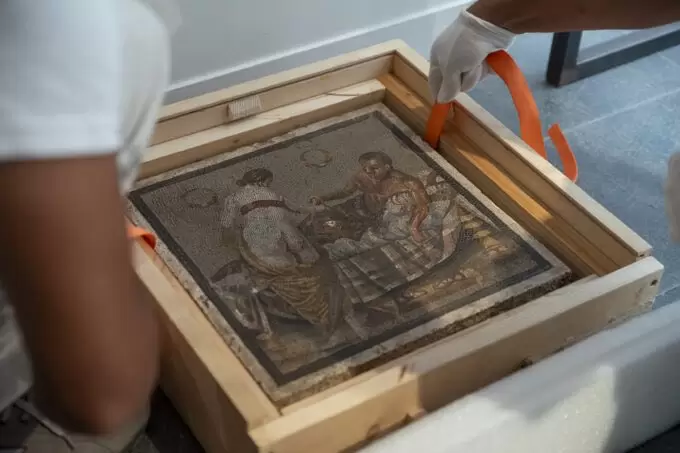 Regresa a Pompeya un panel de mosaico de la época romana
