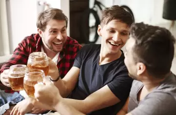 Hombres jóvenes exitosos, pero solos: claves del síndrome de Simón