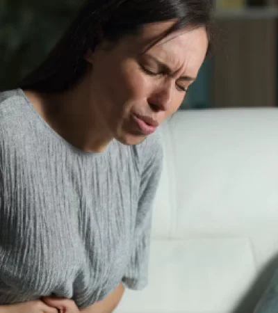 El cáncer de colon se desarrolla cuando las células en el revestimiento del colon o el recto comienzan a crecer de manera anormal y sin control.