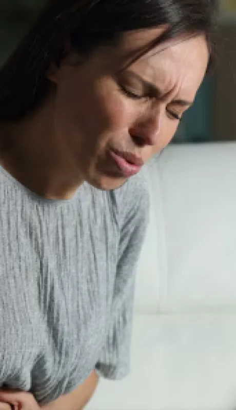 El cáncer de colon se desarrolla cuando las células en el revestimiento del colon o el recto comienzan a crecer de manera anormal y sin control.