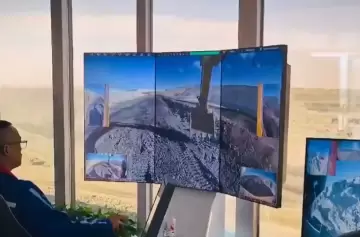 Adiós a la tierra: obreros manejan excavadoras desde una oficina y con control remoto