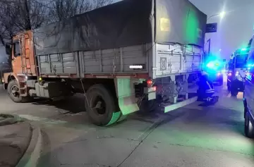 Un joven jugador de fútbol murió al chocar con su moto contra un camión