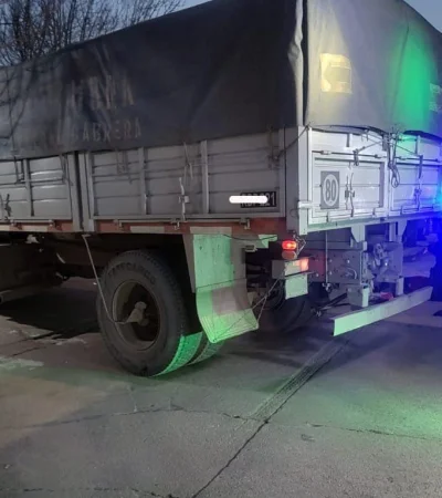 El camión contra el que chocó la moto conducida por el joven fallecido. (Foto: web)