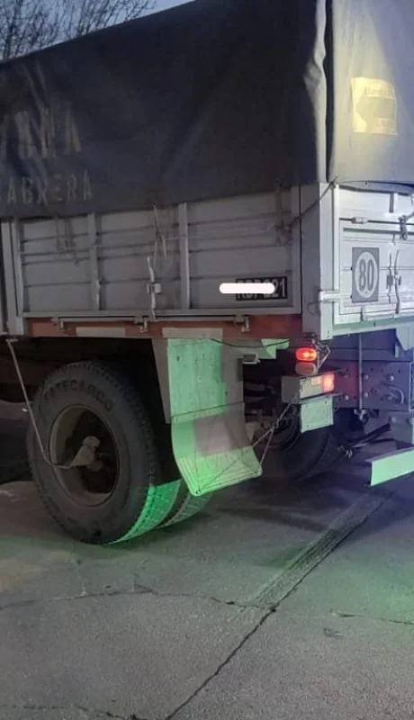 El camión contra el que chocó la moto conducida por el joven fallecido. (Foto: web)