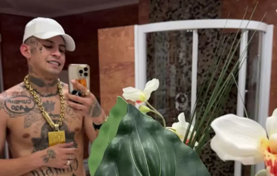 L-Gante imitó a Charly García y se lanzó desde un balcón en Valencia.