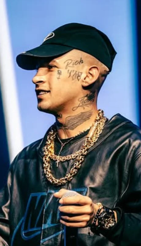 L-Gante imitó a Charly García y se lanzó desde un balcón en Valencia.