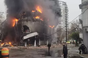 Impactante incendio: se derrumbó la fachada de un edificio