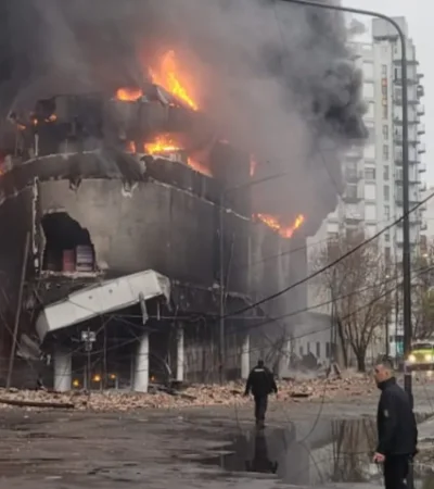 El incendio en La Plata inició durante la madrugada de hoy miércoles.