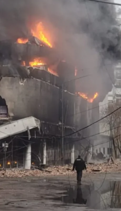 El incendio en La Plata inició durante la madrugada de hoy miércoles.
