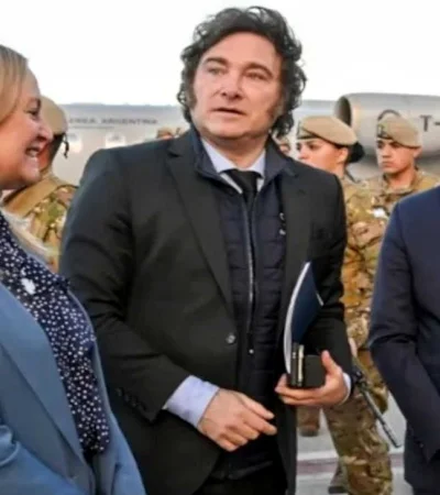 El presidente Milei, recibido por el gobernador Cornejo y Hebe Casado. (Foto: archivo web)