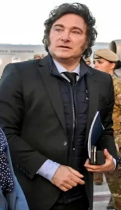 El presidente Milei, recibido por el gobernador Cornejo y Hebe Casado. (Foto: archivo web)