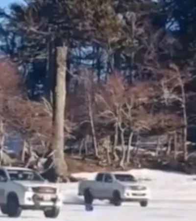 Camionetas 4x4 sobre Batea Mahuida.