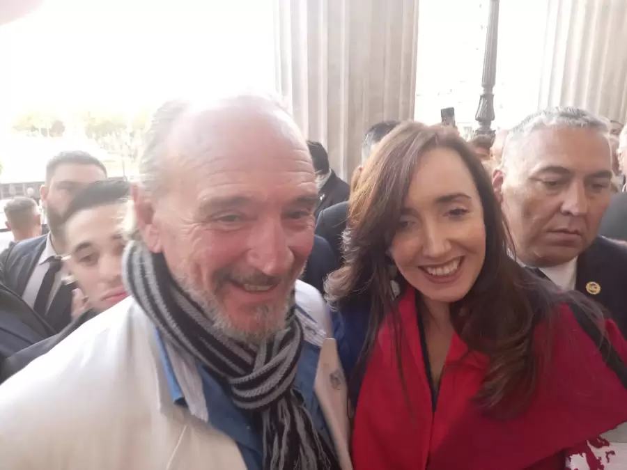 Dirigente de la agrupación "La Juan Bautista", Luis Giachino y Victoria Villarruel.