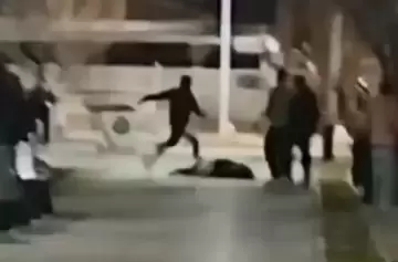 VIDEO / Mendoza: tremendo ataque a un joven al que un policía le pateó la cabeza