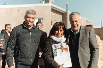 El intendente Aguilera y Cornejo entregaron 15 viviendas de un barrio reactivado