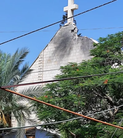 La detonación se produjo cerca de la cruz que corona el tejado y cientos de esquirlas y fragmentos se desplomaron en la entrada y en el patio.