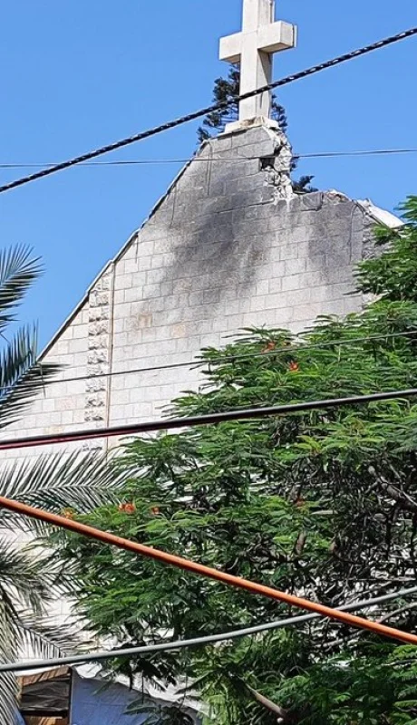 La detonación se produjo cerca de la cruz que corona el tejado y cientos de esquirlas y fragmentos se desplomaron en la entrada y en el patio.