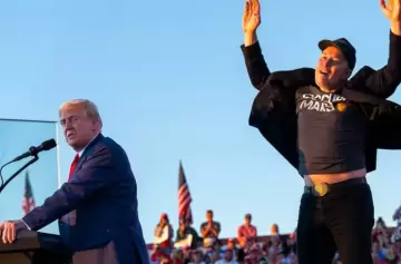 Pese a estar fuera del Gobierno, Elon Musk impone sus recortes DOGE