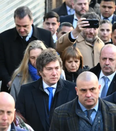 Javier Milei asistió a la conmemoración del atentado a la AMIA acompañado por gran parte de su gabinete.