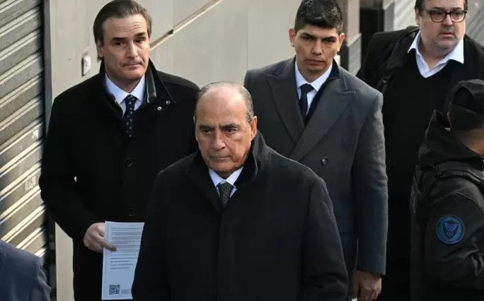 Guillermo Francos llegando al acto de conmemoración del atentado a la AMIA.