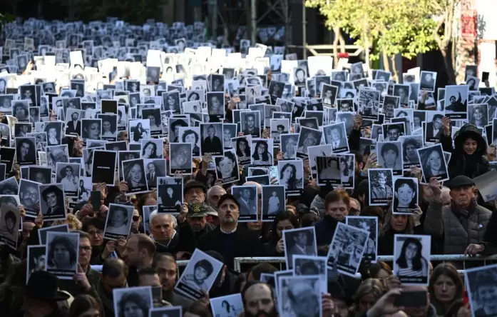 El acto, al cumplirse 31 años del ataque terrorista a la sede judía que provocó 85 muertos y mas 200 heridos, comenzó a las 09.53 de hoy viernes.