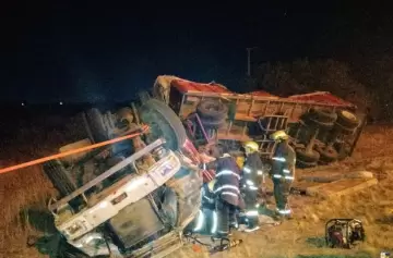 Un camionero mendocino murió tras un brutal vuelco en San Luis