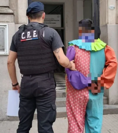 Vestido de payaso, fue aprehendido por molestar a una joven en zona céntrica.