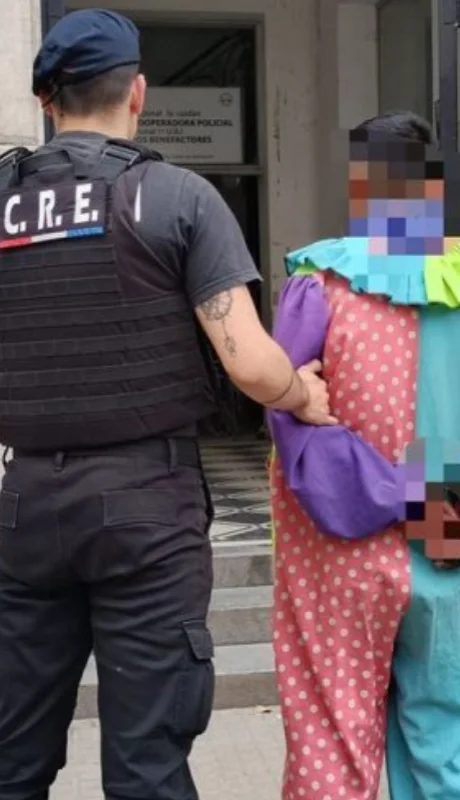 Vestido de payaso, fue aprehendido por molestar a una joven en zona céntrica.