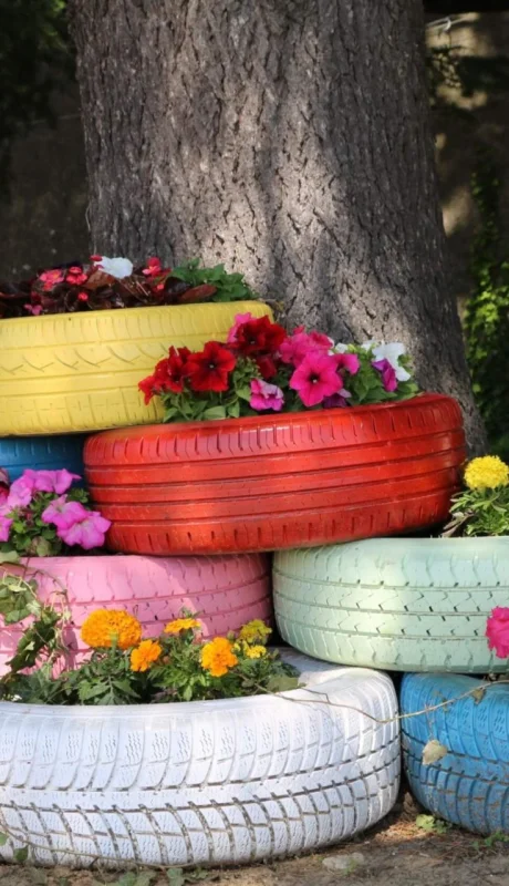 De gomas usadas a hermosos y coloridos floreros
