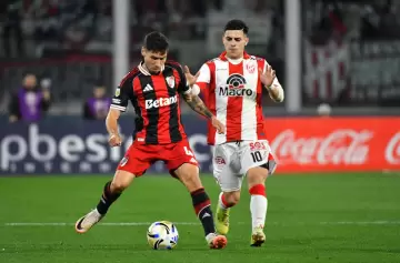 River goleó a Instituto con una noche soñada de Lencina y lidera el Grupo B