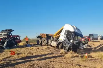 Tres mendocinos muertos y dos nenas graves tras choque frontal en la Ruta 38