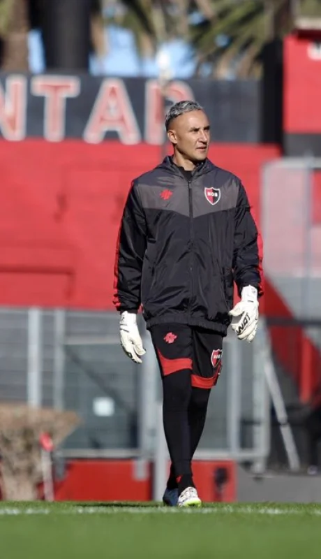 Keylor Navas en conflicto con Newell's.