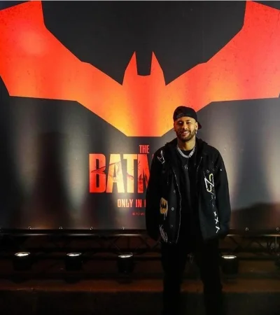 Neymar se compró la réplica del Batimovil./