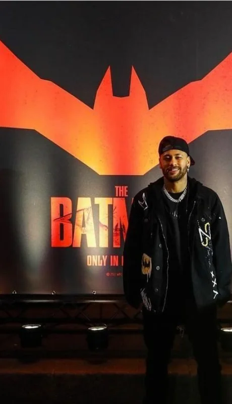 Neymar se compró la réplica del Batimovil./