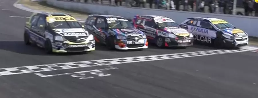 Apasionante final de la carrera de invitados de la Clase 3 del Turismo Pista