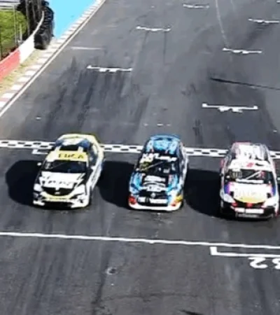 Apasionante final de la carrera de invitados de la Clase 3 del Turismo Pista.