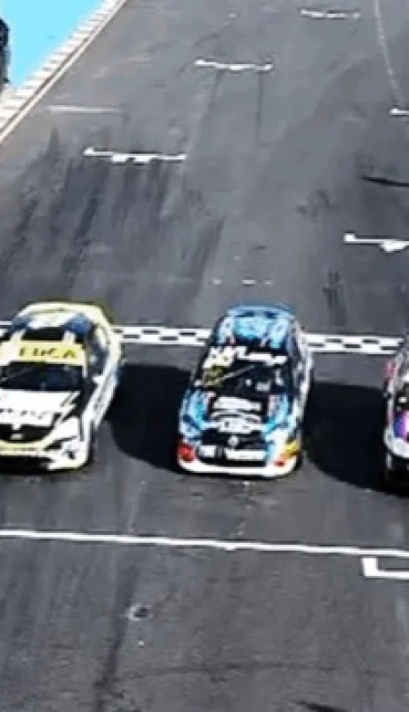 Apasionante final de la carrera de invitados de la Clase 3 del Turismo Pista.