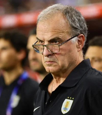 Marcelo Bielsa cumple 70 años. Un bicho raro en el alto rendimiento.