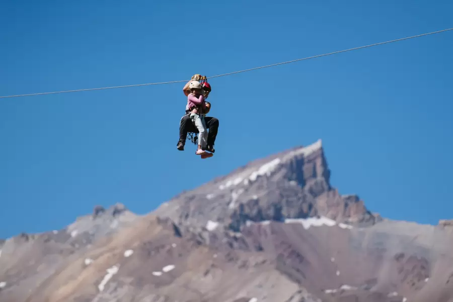 Tirolesa entre picos nevados. Parte de las vacaciones en Mendoza.