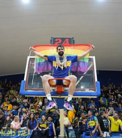 El jugador de Boca posó con la bandera del orgullo