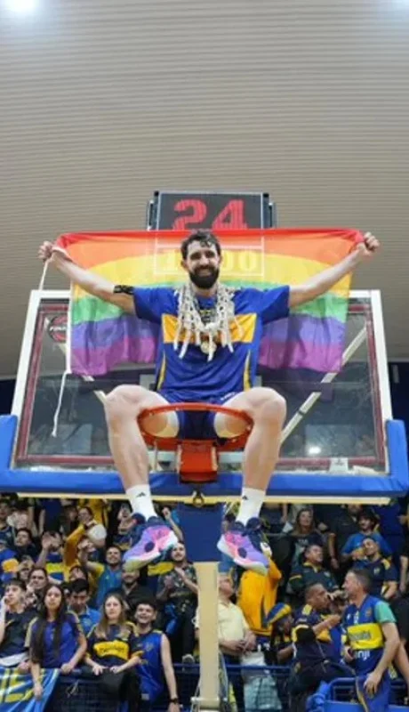 El jugador de Boca posó con la bandera del orgullo
